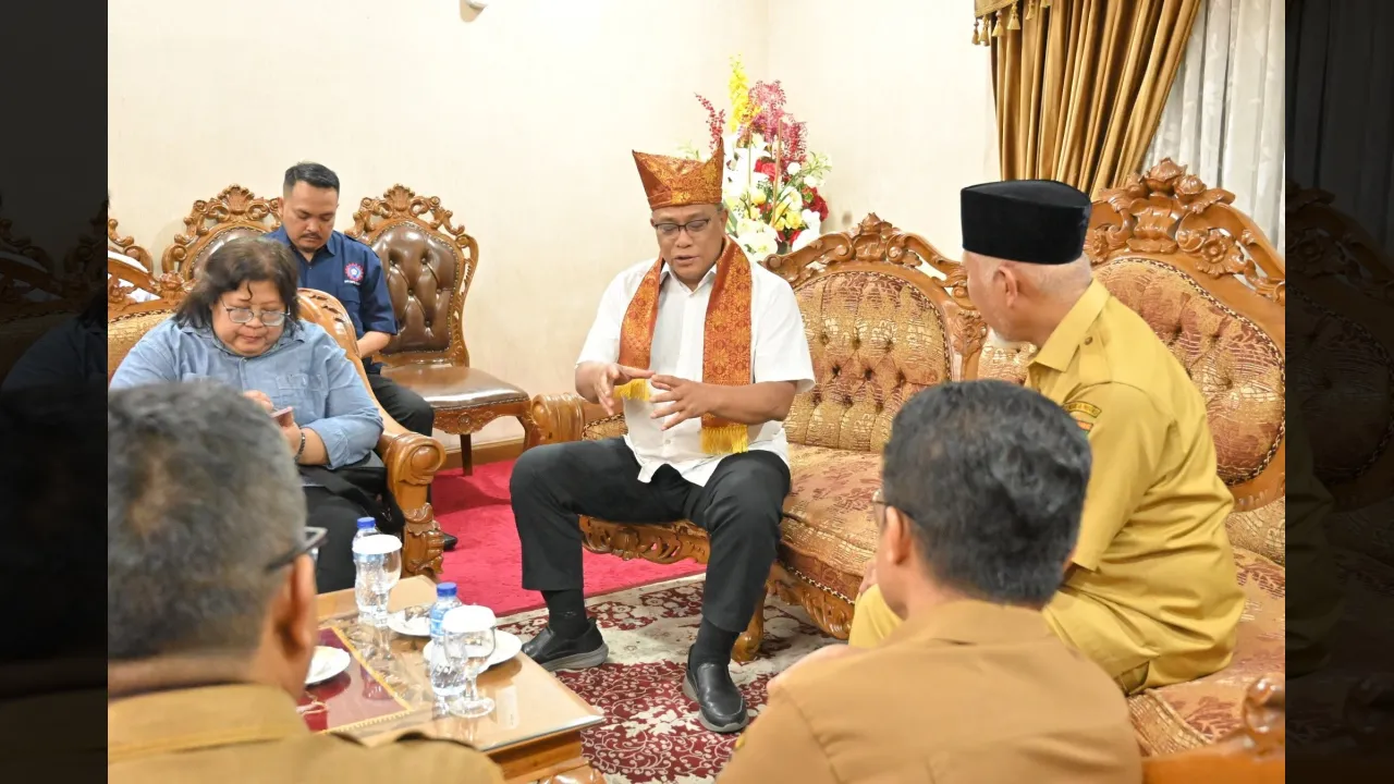 Mentenri LH Jumhur Hidayat  berdialog dengan Gubernur Sumbar Mahyeldi , Senin (13/7/2026).